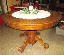 Round oak table w/ pedestal and claw feet