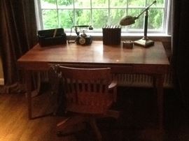 Copeland modern desk, with accessories 