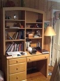 Ethan Allen desk wi hutch 