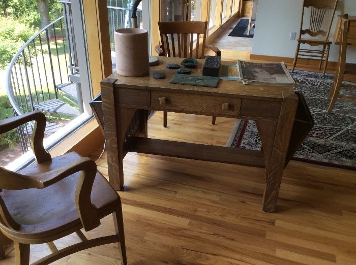 DECO AND PRISTINE CONDITION LIBRARY TABLE