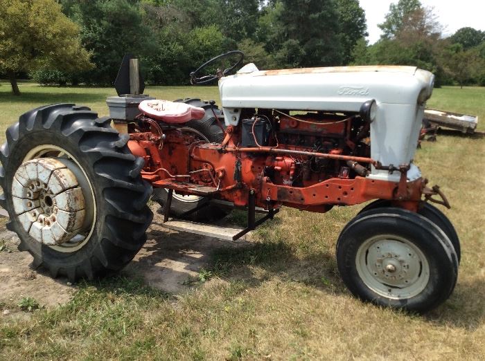 1964 FORD TRACTOR 40 HORSE 12 VOLT IN PERFECT WORKING CONDITION. NEWER TIRES AND BRAKE SHOES. ORIGINAL OWNER.