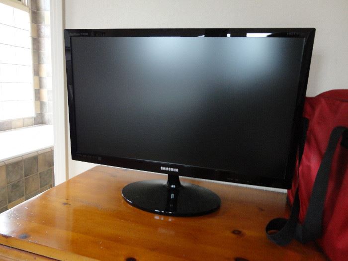27" Samsung HDTV with remote and cables