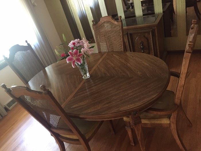 dining room table chairs hutch 
