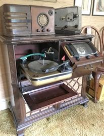 1940's Zenith record player (Cobra) and radio. Powers on.