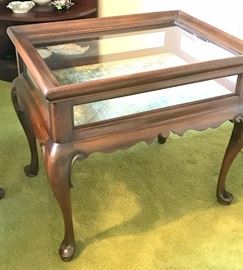 Henkel-Harris display table in wonderful condition. Opens up - see next photo!