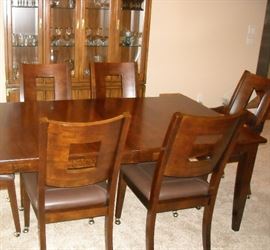 Beautiful Klaussen Dining table and chairs