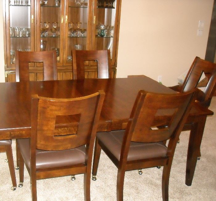 Beautiful Klaussen Dining table and chairs