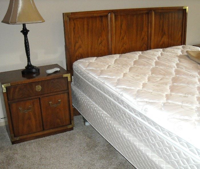 Sleep number bed 5000 with platform and remote control.  Original paperwork.  Pristine condition.