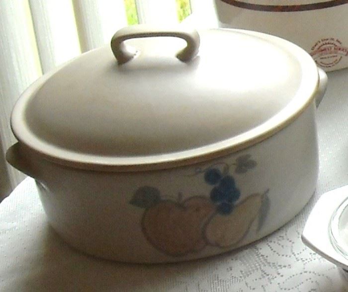 Very nice vintage Goss covered dish