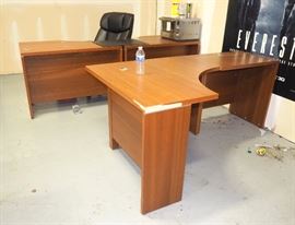 Executive Office U Shaped Desk Unit, 29"H x 87" x 99" And Rolling Office Chair 