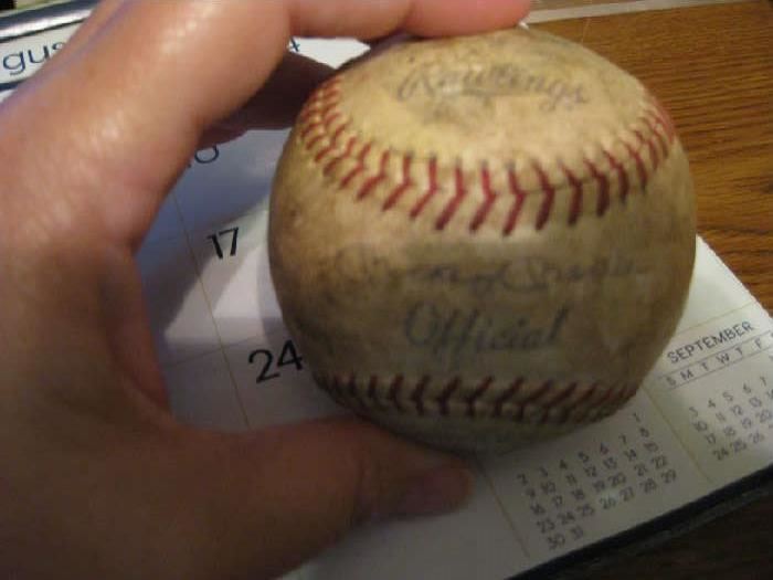 base ball signed by Mickey Mantle
