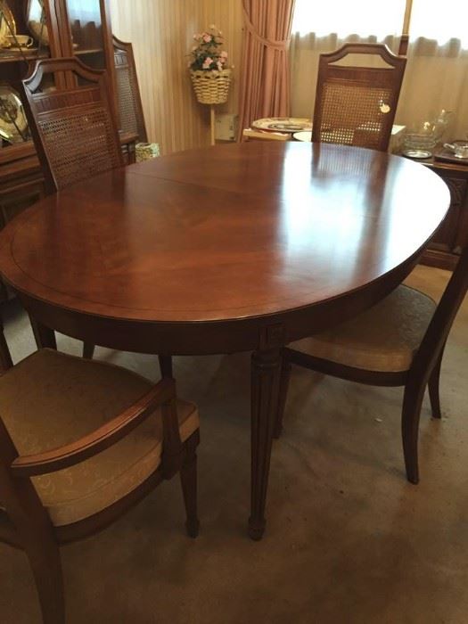 Stunning dining room table and 6 chairs