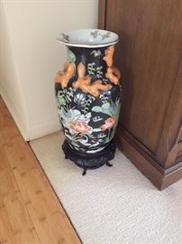 Ceramic urn with base