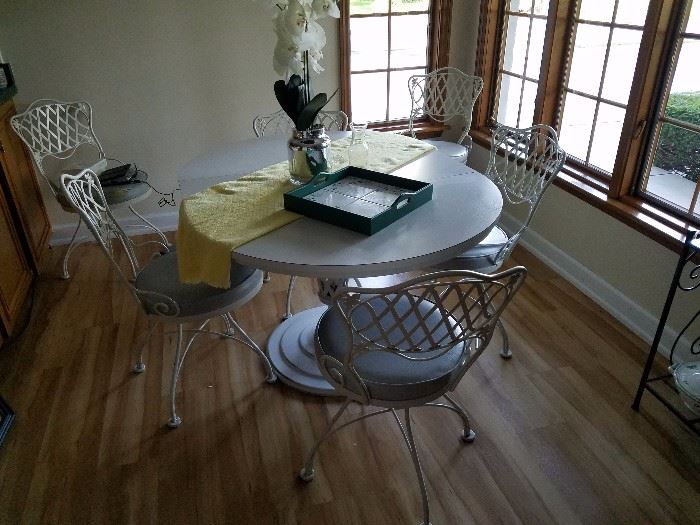 Swivel chairs, an extra leaf ....great table