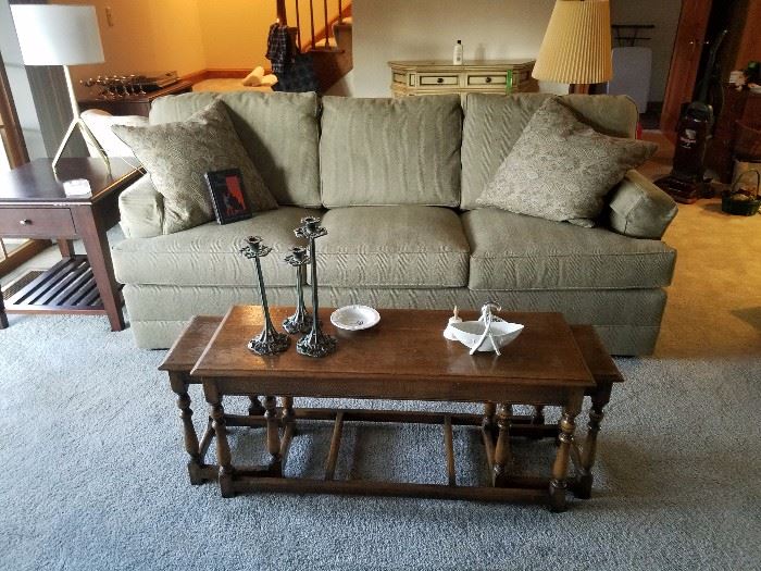 Henredon sofa and table that has ends that pull out