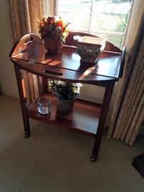 Serving tray table