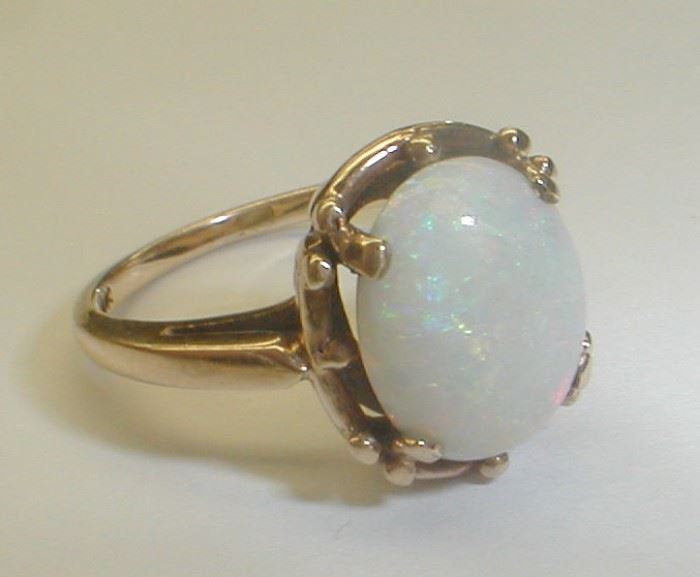 10k yellow gold opal ring small Size 3. 2.2 grams