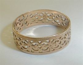 750 yellow gold pierced gold small band ring. size 2 3/4. 1 gram.