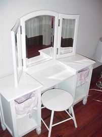 Girl's dresser, three-part mirror