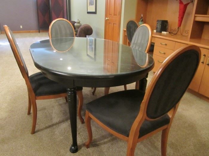 ROUND TO OVAL TABLE AND 6 CHAIRS