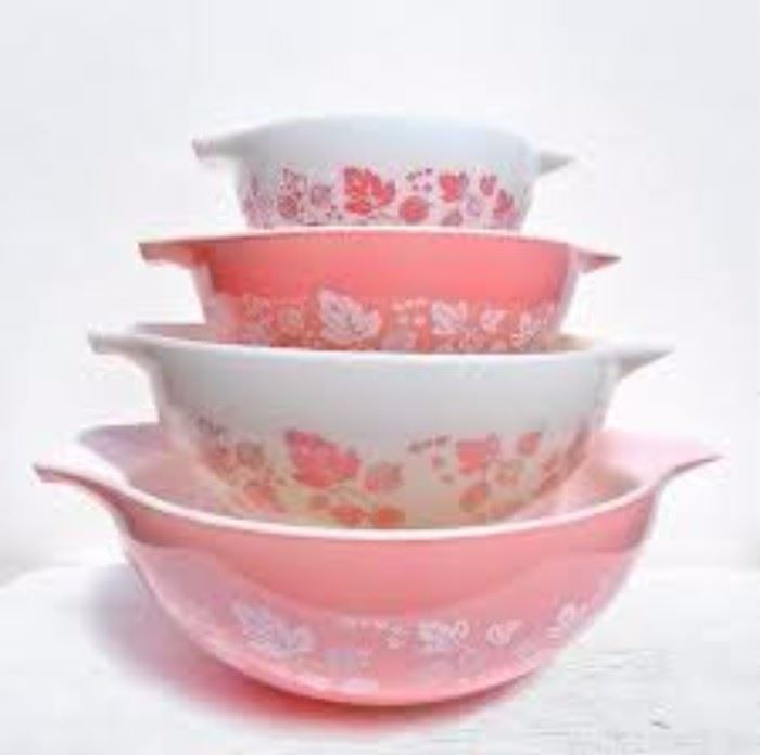 Full set of vintage Pyrex Gooseberry Pink Cinderella Bowls, Excellent Condition. 