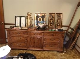 Buffet with 2 mirrors that match - home decor