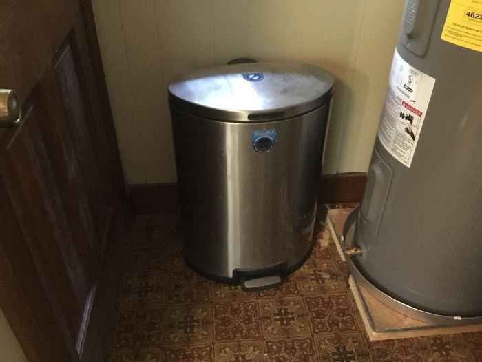 Large waste can in stainless steel with foot pedal