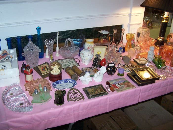 TABLE OF GLASS & OTHER COLLECTIBLES