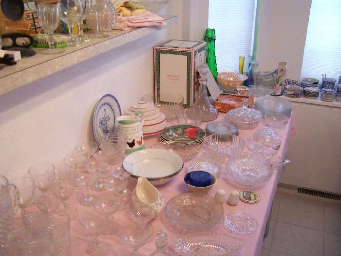 TABLE OF GLASSWARE