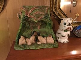 Chalkware kissing couple TV lamp