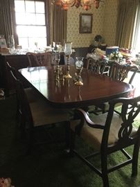 Beautiful mid-century dining and 6 chairs