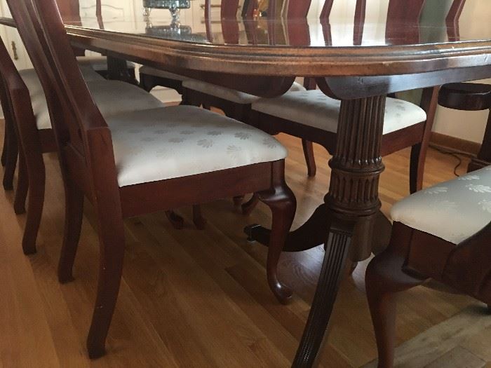Lexington dining room banquet table with decorative border and 12 matching chairs - excellent condition
