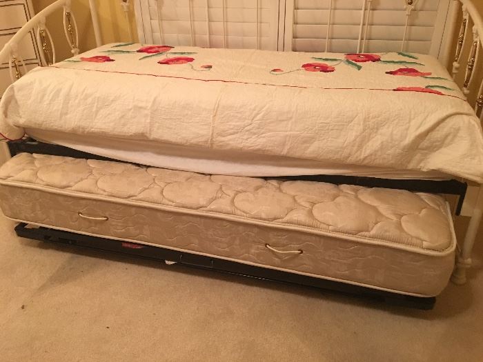 Day bed with trunfle