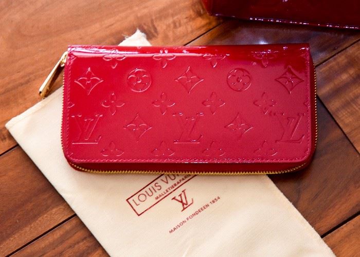 Louis Vuitton Purse / Shoulder Bag with Zipper Wallet