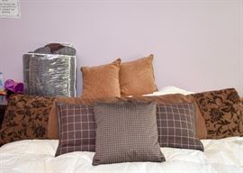 Throw Pillows & Bed Linens