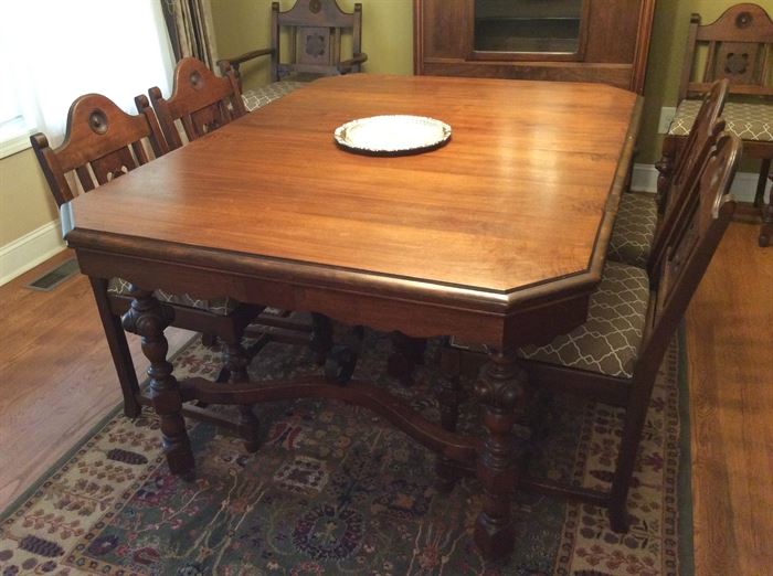 DINING ROOM TABLE AND 6 CHAIRS FROM THE EARLY 1900'S