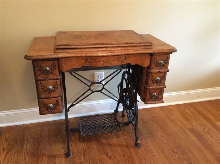 ANTIQUE SEWING MACHINE IN EXCELLENT CONDITION