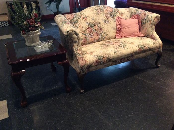 FLORAL LOVESEAT-PERFECT FOR FOYER OR BEDROOM