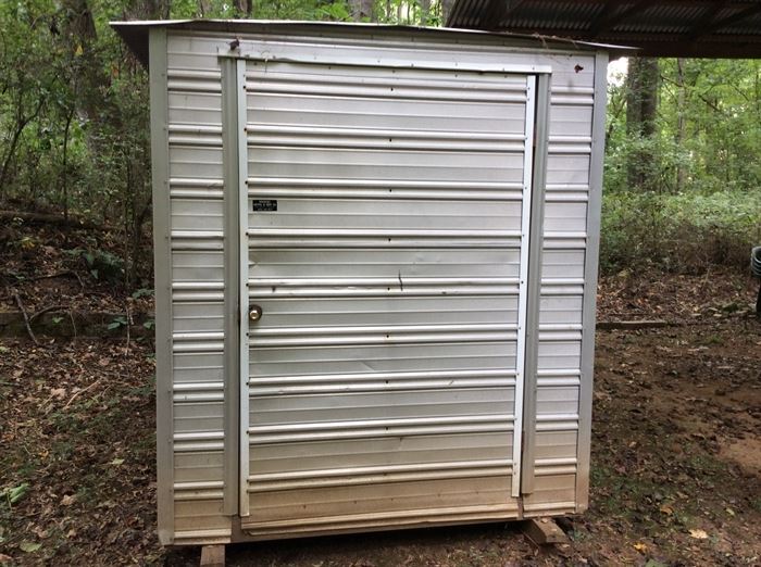 ALUMINUM 6X8 REMOVABLE STORAGE SHED IN EXCELLENT CONDITION