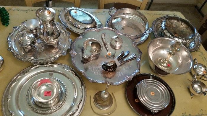 Miscellaneous silverplate serving pieces.