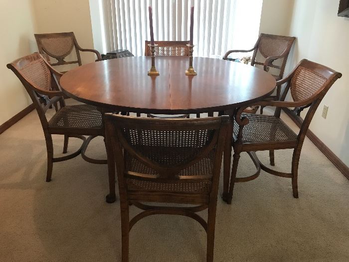 Beautiful vintage Dining Room set, with two leaves 12" leaves ( not shown) 54"  with six chairs 