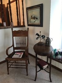 Several old individual chairs, everything in photos go 