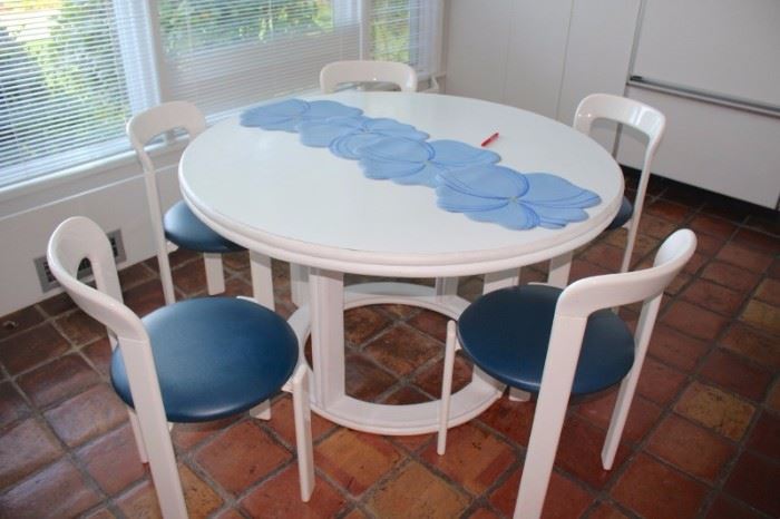 White round Table with 4 Chairs with Blue Seats