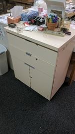 Rolling chest of drawers / cabinet