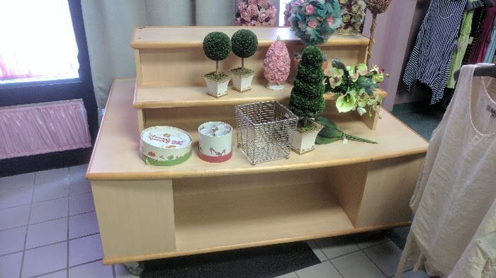 Rolling display table / shelves.