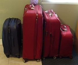 Set of Samsonite luggage with 4 wheels