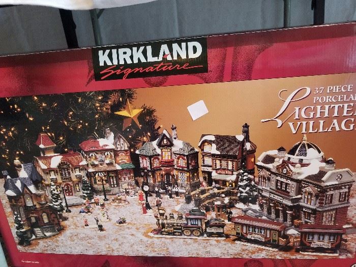 Kirkland Lighted Christmas Village 37 pieces