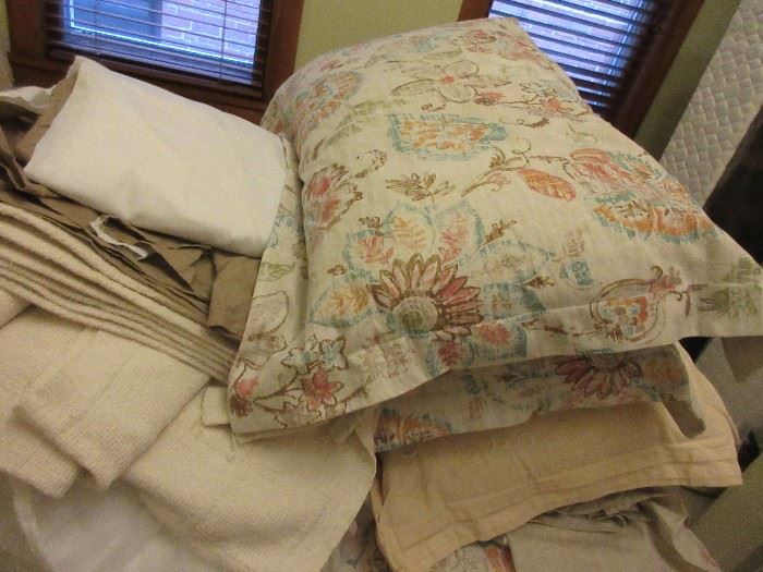 Queen bed linens