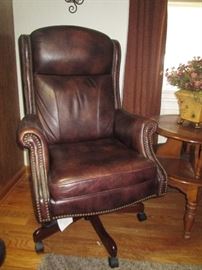 Very nice leather office chair