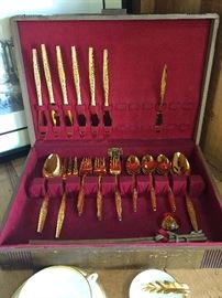 • A set of 1847 Rogers Brothers 'Golden Bouquet' Flatwear.